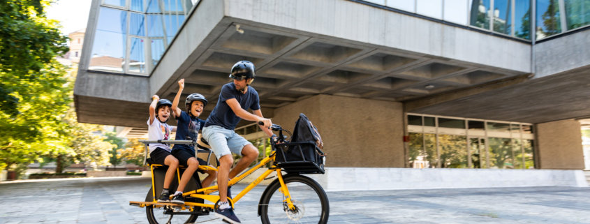 e-bike father with kids