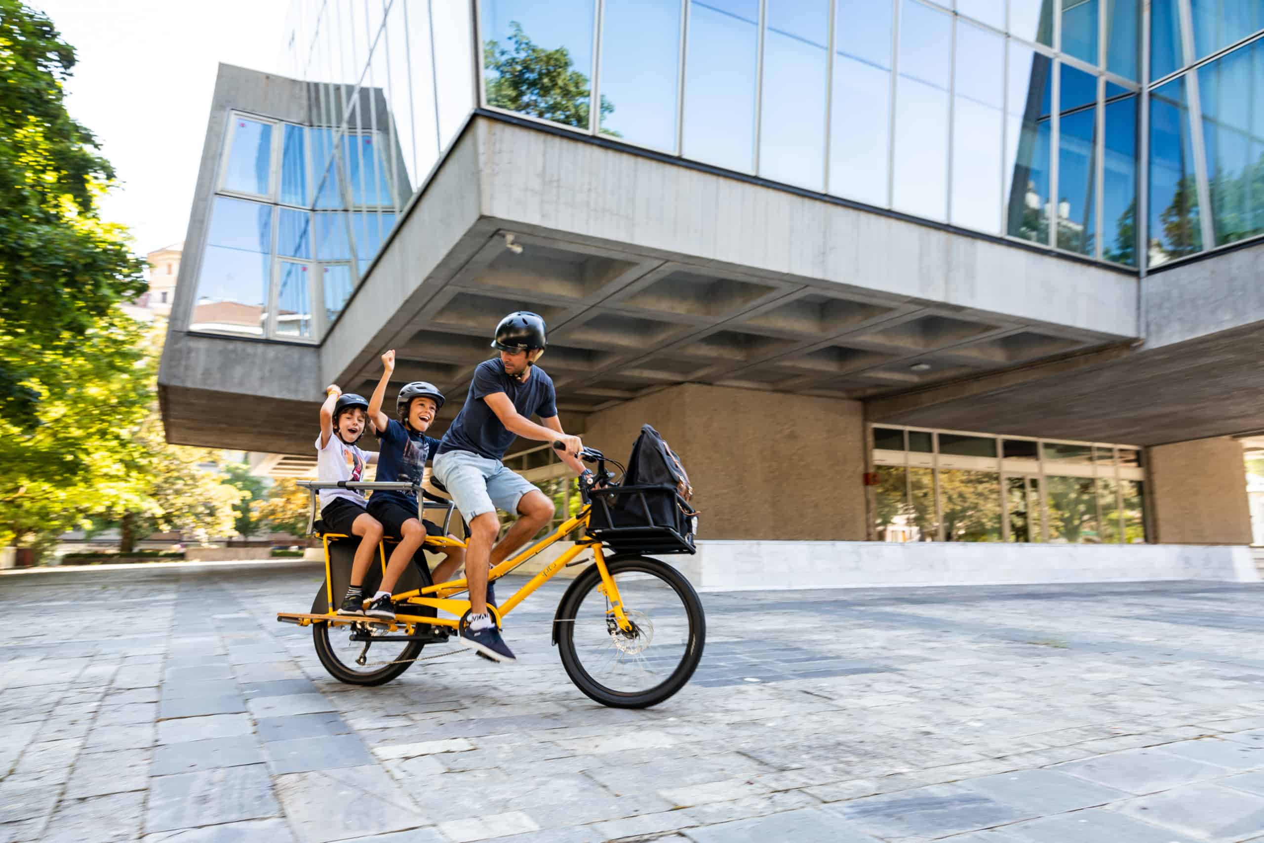 e-bike father with kids